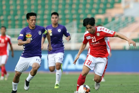 Hà Nội FC và Thành phố Hồ Chí Minh (áo đỏ) được đánh giá cao tại V-League 2020. (Ảnh: Thanh Vũ/TTXVN)