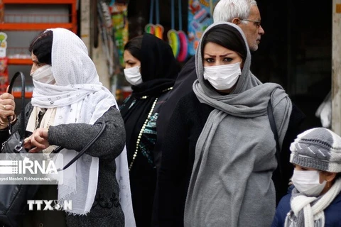 Người dân đeo khẩu trang phòng dịch COVID-19 ở Iran. (Ảnh: IRNA/TTXVN)