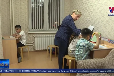 [Video] Người mẹ Nga thứ 2 của các em học sinh Việt Nam