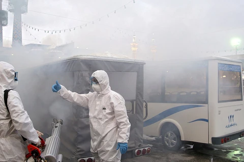 Nhân viên y tế phun thuốc khử trùng tại Iran. (Nguồn: Reuters)