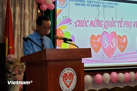 Ông Sim Chy, Chủ tịch Hội Khmer-Việt Nam chúc mừng Hội phụ nữ Khmer-Việt Nam và các đại biểu đại diện phụ nữ cộng đồng người Việt tại Campuchia. (Ảnh: Nguyễn Hùng/Vietnam+)