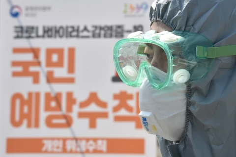 Nhân viên y tế làm việc tại một phòng khám ở Suwon, Hàn Quốc ngày 8/3. (Ảnh: THX/TTXVN)
