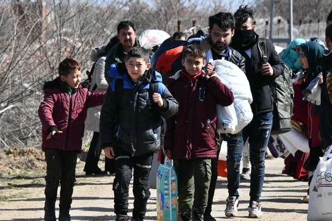 Người di cư từ Thổ Nhĩ Kỳ tiến về khu vực biên giới với Hy Lạp ngày 3/3. (Ảnh: THX/TTXVN)