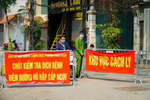Ban chỉ đạo phòng chống dịch phường Trúc Bạch căng cờ lập chốt kiểm tra dịch bệnh COVID-19 tại khu vực cách ly. (Ảnh: Minh Hiếu/Vietnam+)