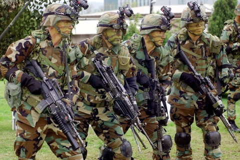 Binh sỹ thuộc Các Lực lượng Mỹ tại Hàn Quốc (USFK) trong một buổi huấn luyện quân sự tại căn cứ Yongsan ở Seoul, Hàn Quốc. (Ảnh: AFP/TTXVN)