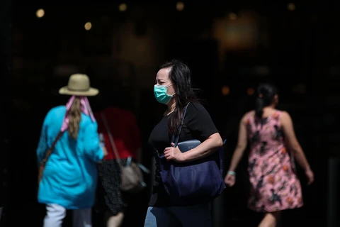 Người dân đeo khẩu trang để phòng tránh lây nhiễm COVID-19 tại Sydney, Australia. (Ảnh: THX/TTXVN)