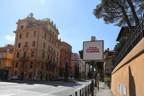 Cảnh vắng vẻ tại một con phố ở Rome, Italy trong bối cảnh dịch COVID-19 bùng phát tại quốc gia này, ngày 12/3. (Ảnh: THX/TTXVN)
