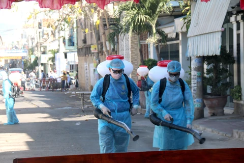 Phun thuốc diệt khuẩn 2 lần/ngày tại khu cách ly phường Đức Thắng, thành phố Phan Thiết. (Ảnh: Nguyễn Thanh/TTXVN)