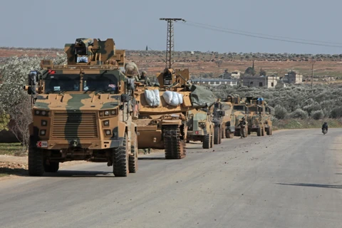 Đoàn xe quân sự Thổ Nhĩ Kỳ được triển khai tại thành phố Idlib, tây bắc Syria. (Ảnh: AFP/TTXVN)