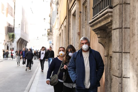 Người dân đeo khẩu trang để phòng tránh lây nhiễm COVID-19 tại Rome, Italy. (Ảnh: THX/TTXVN)