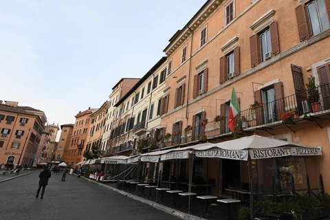 Nhà hàng ở Rome, Italy, đóng cửa trong bối cảnh dịch COVID-19 lan rộng. (Ảnh: THX/ TTXVN)