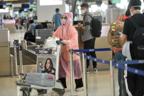 Hành khách chờ làm thủ tục tại sân bay Suvarnabhumi ở Bangkok, Thái Lan. (Ảnh: THX/TTXVN)