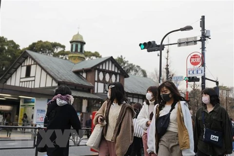 Người dân đeo khẩu trang phòng tránh lây nhiễm dịch COVID-19 tại Tokyo, Nhật Bản. (Ảnh: THX/TTXVN)
