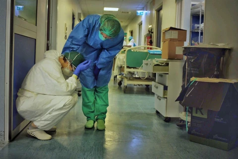 Hai nhân viên y tế động viên nhau tại một bệnh viện ở Cremona, Italy (Nguồn: nbcnews)