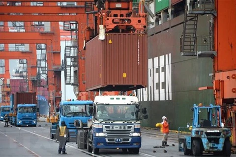 Bốc dỡ hàng hóa tại cảng ở Tokyo, Nhật Bản. (Ảnh: AFP/TTXVN)
