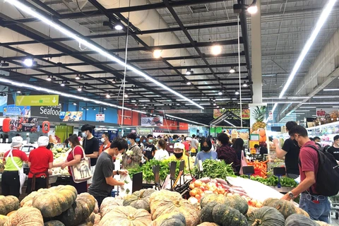 Người dân thủ đô Bangkok đổ xô đi mua hàng tại siêu thị BigC trưa 21/3. (Ảnh: Ngọc Quang/TTXVN)