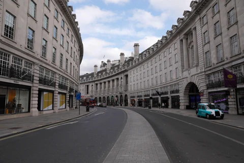Cảnh vắng lặng trên đường phố ở London, Anh trong bối cảnh dịch COVID-19. (Ảnh: THX/TTXVN)