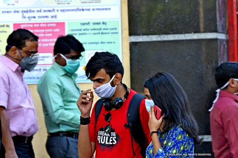 Người dân Ấn Độ đeo khẩu trang khi ra đường. (Nguồn: indiatimes)