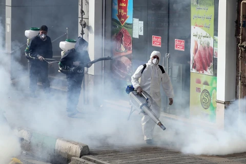 Lính cứu hỏa Iran phun thuốc khử trùng nhằm ngăn dịch COVID-19 lây lan ở thủ đô Tehran. (Ảnh: AFP/TTXVN)