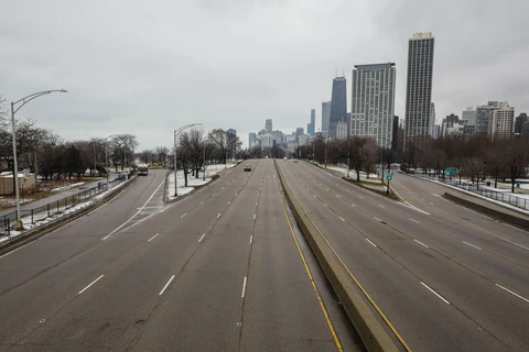 Cảnh vắng vẻ trên đường phố tại Chicago, Illinois, Mỹ ngày 23/3, trong bối cảnh dịch COVID-19 lan rộng. (Ảnh: THX/ TTXVN)