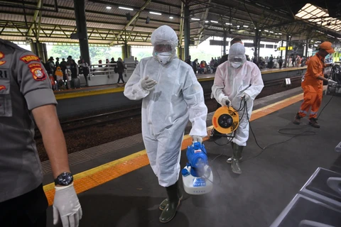 Phun khử trùng một nhà ga ở Jakarta, Indonesia nhằm ngăn chặn sự lây lan của dịch COVID-19. (Ảnh: AFP/TTXVN)