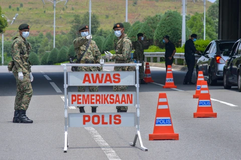 Cảnh sát và binh sỹ phong tỏa một khu vực ở Putrajaya, Malaysia trong bối cảnh dịch COVID-19 lan rộng. (Ảnh: THX/TTXVN)
