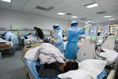 Nhân viên y tế điều trị cho bệnh nhân nhiễm COVID-19 tại Trung Quốc. (Ảnh: THX/TTXVN)