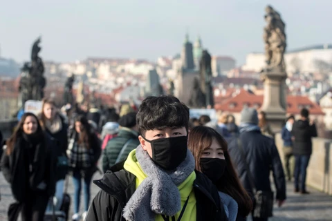 Người dân đeo khẩu trang để phòng tránh lây nhiễm COVID-19 tại Praha, Cộng hòa Séc. (Ảnh: AFP/TTXVN)