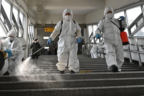 Khử trùng nhằm ngăn chặn dịch COVID-19 lây lan tại nhà ga tàu điện ngầm ở Seoul, Hàn Quốc. (Ảnh: AFP/TTXVN)