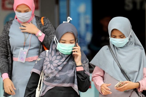 Người dân Indonesia đeo khẩu trang phòng chống COVID-19. (Nguồn: EPA)