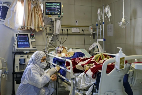Nhân viên y tế điều trị cho bệnh nhân nhiễm COVID-19 tại một bệnh viện ở Tehran, Iran. (Ảnh: AFP/TXVN)
