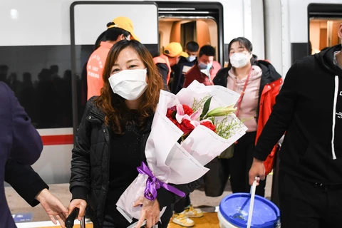 Hành khách tại nhà ga đường sắt Wuchang, Vũ Hán, tỉnh Hồ Bắc (Trung Quốc) khi chuyến tàu đầu tiên chính thức hoạt động trở lại sau 2 tháng bị phong tỏa do dịch COVID-19. (Ảnh: THX/TTXVN)
