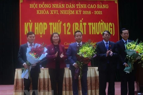Lãnh đạo tỉnh Cao Bằng tặng hoa chúc mừng ông Lê Hải Hòa (đứng giữa). (Ảnh: Chu Hiệu/TTXVN)