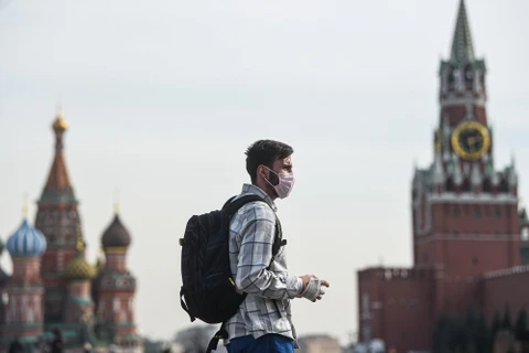 Người dân đeo khẩu trang để phòng tránh lây nhiễm COVID-19 tại Moskva, Nga. (Ảnh: THX/TTXVN)