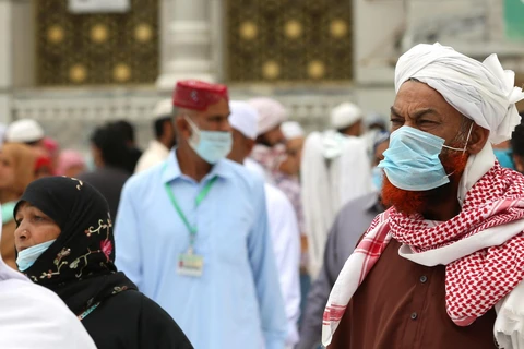 Người dân đeo khẩu trang phòng lây nhiễm COVID-19 tại Mecca, Saudi Arabia. (Ảnh: AFP/TTXVN)