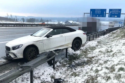 Chiếc Mercedes AMG của Jérôme Boateng bị tai nạn trên xa lộ A9.