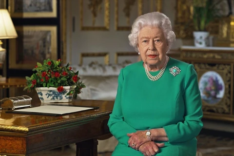 Nữ hoàng Anh Elizabeth II phát biểu trên truyền hình, kêu gọi người dân chung tay đối phó với dịch COVID-19. (Ảnh: AFP/TTXVN)