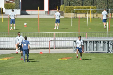 Cầu thủ Bayern đứng xa nhau khi tập luyện. (Nguồn: FCBayern)