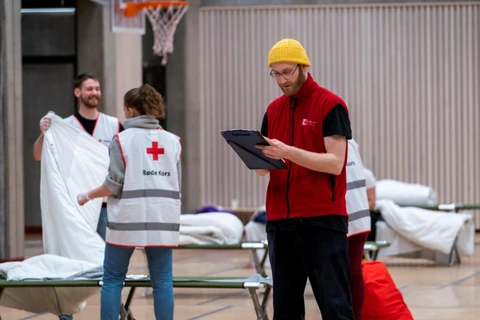 Nhân viên Chữ thập Đỏ làm việc tại một bệnh viện dã chiến điều trị cho bệnh nhân COVID-19 tại Oslo, Na Uy. (Ảnh: AFP/TTXVN)