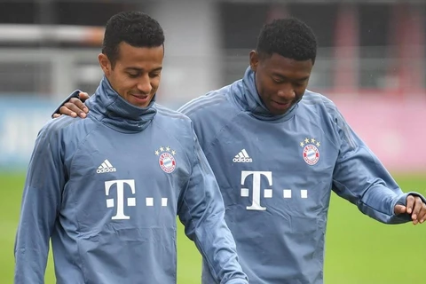 Thiago và Alaba chờ đặt bút ký gia hạn với Bayern Munich.