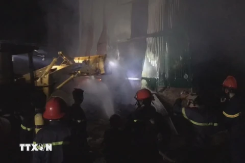 Lực lượng cứu hỏa nỗ lực dập tắt đám cháy. (Ảnh: TTXVN phát)