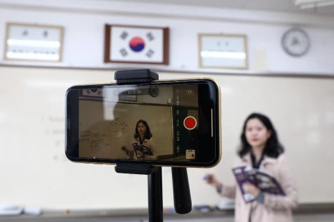 Giáo viên giảng dạy trực tuyến cho học sinh tại Hàn Quốc. (Nguồn: Getty Images)