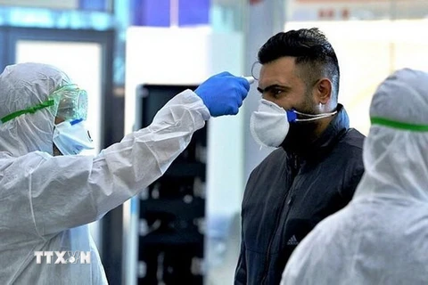Đo thân nhiệt phòng lây nhiễm COVID-19 tại một bệnh viện ở Tehran. (Ảnh: IRNA/TTXVN)