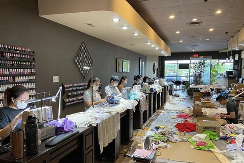 Tiệm Zen Nails ở Brentwood, Tennessee, đã trở thành một xưởng nhỏ sản xuất khẩu trang và áo bảo hộ cho các bệnh viện tại địa phương. (Ảnh: Trang Nguyen)