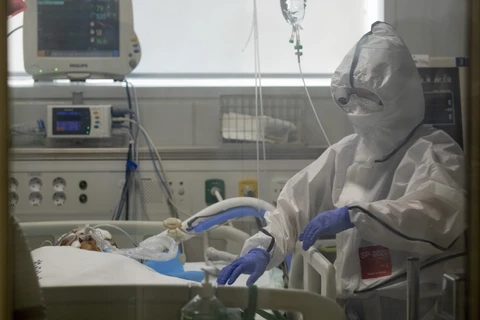 Nhân viên y tế điều trị cho bệnh nhân mắc COVID-19 vào một bệnh viện ở Daegu, Hàn Quốc. (Ảnh: THX/TTXVN)