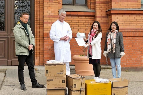 Cộng đồng người Việt tại Đức trao tặng hàng nghìn chiếc khẩu trang, găng tay và nước khử trùng cho Bệnh viện Königin Elisabeth Herzberge ở Berlin, Đức. (Ảnh: TTXVN)