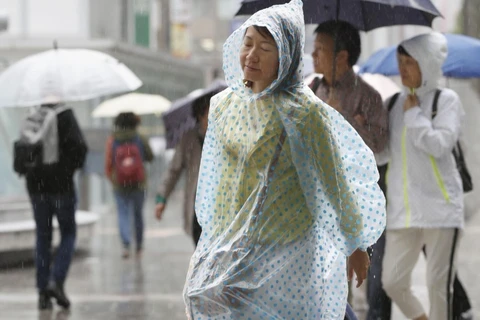 Thành phố Osaka vận động người dân quyên góp áo mưa. (Nguồn: Kyodo)
