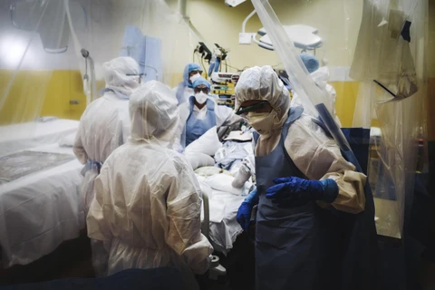 Nhân viên y tế điều trị cho bệnh nhân COVID-19 tại bệnh viện ở Levallois-Perret, phía bắc Paris, Pháp\. (Ảnh: AFP/TTXVN)