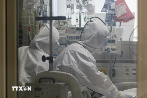 Nhân viên y tế chăm sóc bệnh nhân mắc COVID-19 tại một bệnh viện ở Daegu, Hàn Quốc. (Ảnh: THX/TTXVN)