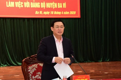 Bí thư Thành ủy Hà Nội Vương Đình Huệ phát biểu tại buổi làm việc với Đảng bộ huyện Ba Vì. (Ảnh: Văn Điệp/TTXVN)